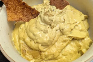 Käsedip ohne Käse. Rein Pflanzlich auf Basis von Cashewkernen und Erbsenmilch.
